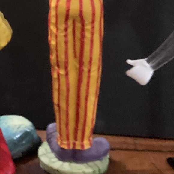 FIGURINE - VINTAGE Resin tall thin circus CLOWN with balloons & walking stick - Picture 8 of 8